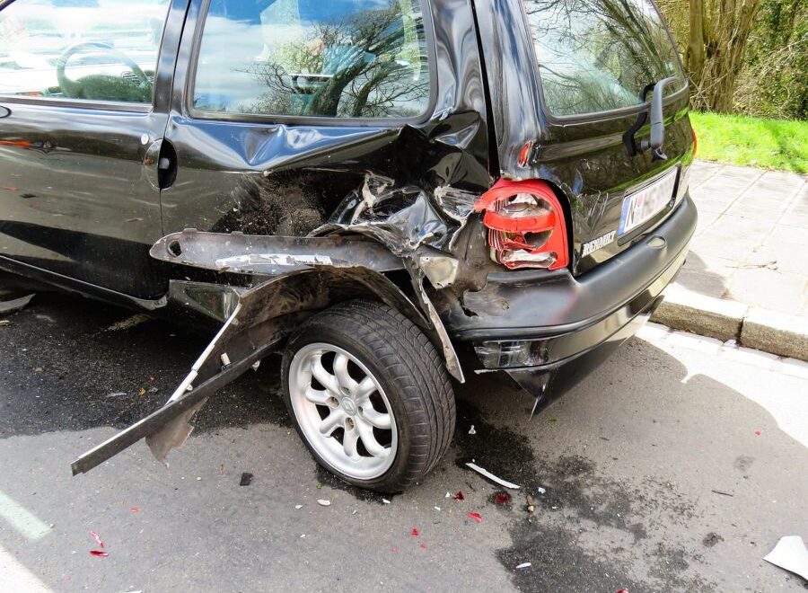 Accidente de tráfico con un coche estacionado