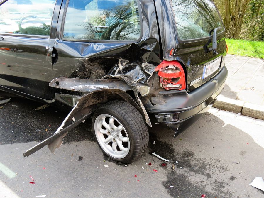 Accidente de tráfico con un coche estacionado