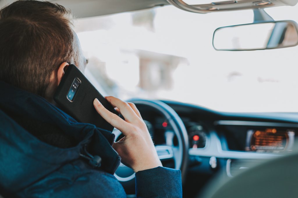 Los peligros del uso del móvil al volante
